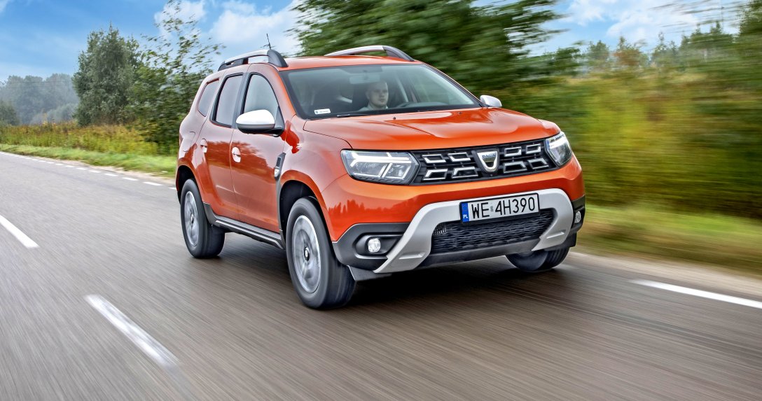 Dacia Duster TCe 150 EDC przód i bok w ruchu