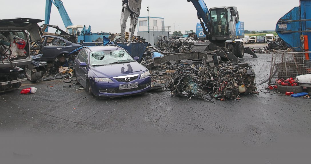 stacja demontażu pojazdów – auto podczas demontażu