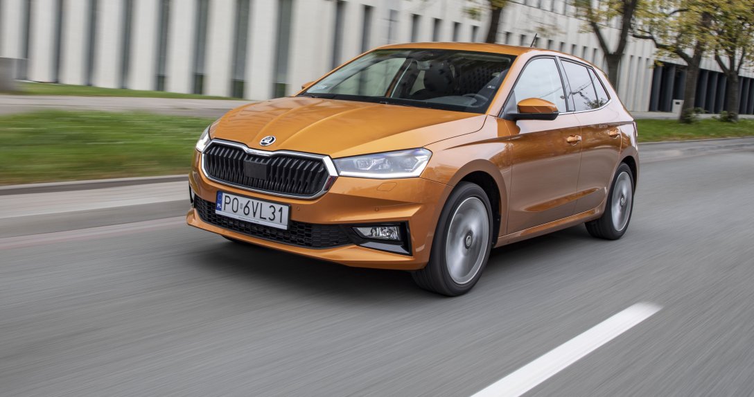 Skoda Fabia w ruchu w mieście przód i bok