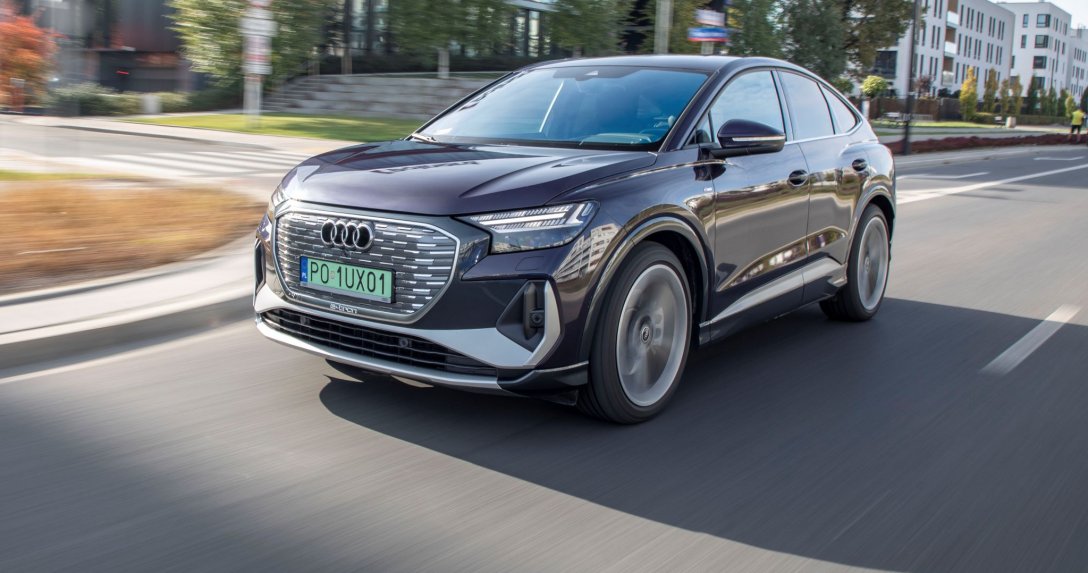 Audi Q4 Sportback 50 e-tron w ruchu przód i bok