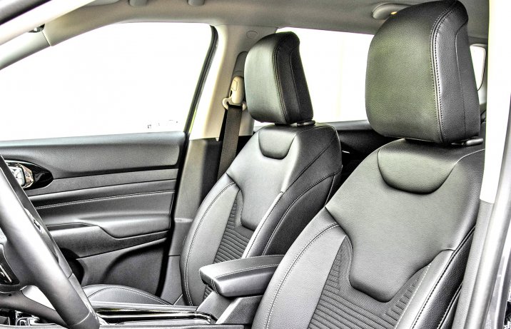 Jeep Compass 4xe 240 – fotele