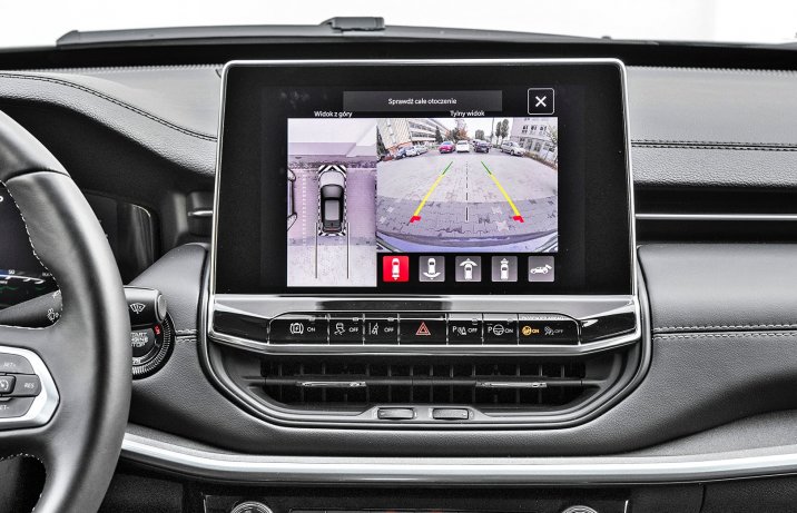 Jeep Compass 4xe 240 – obraz z kamer na wyświetlaczu centralnym