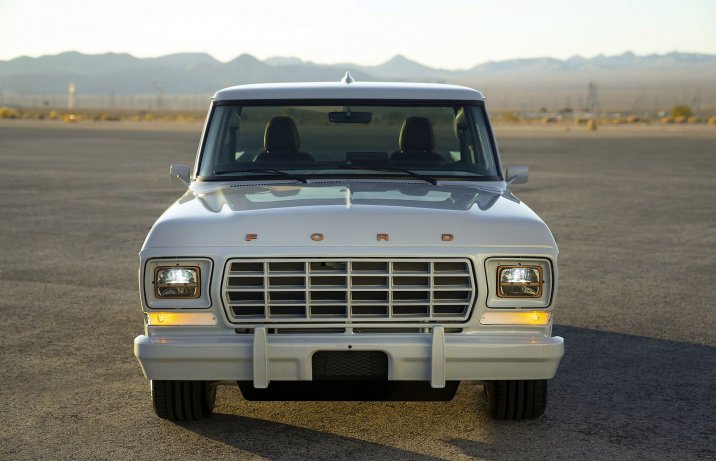 Elektryczny Ford F-100 z 1978 r. - przód