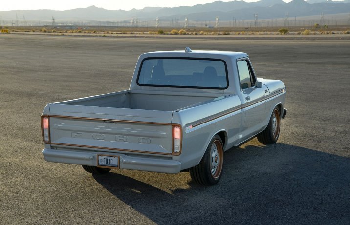 Elektryczny Ford F-100 z 1978 r. - paka