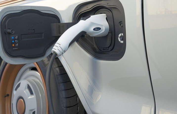 Elektryczny Ford F-100 z 1978 r. - ładowanie