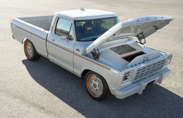 Elektryczny Ford F-100 z 1978 r. - maska