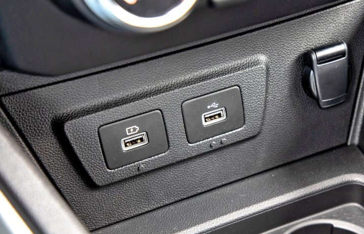 Dacia Duster TCe 150 EDC wejścia USB i gniazdko 12 V