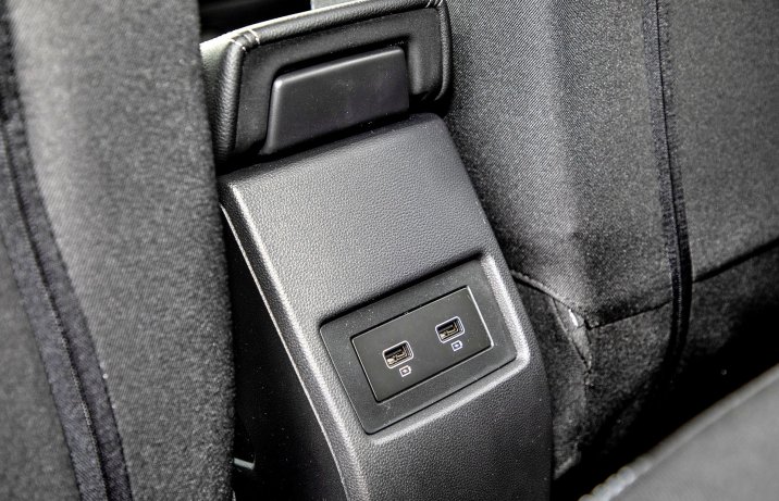 Dacia Duster TCe 150 EDC wejścia USB z tyłu