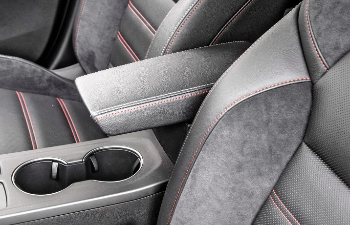 Renault Arkana E-Tech 145 R.S. Line podłokietnik