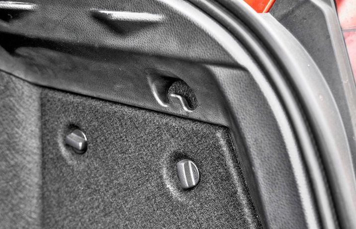 Toyota C-HR 2.0 Hybrid Dynamic Force e-CVT GR Sport haczyk na torbę na zakupy w bagażniku