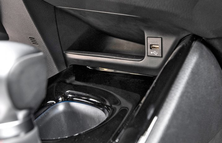 Toyota C-HR 2.0 Hybrid Dynamic Force e-CVT GR Sport półka i uchwyt na napoje