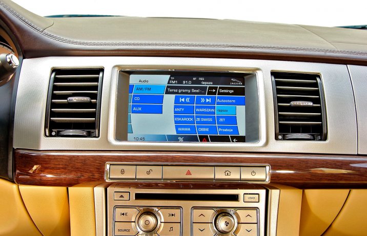 Jaguar XF (X250) ekran dotykowy w konsoli