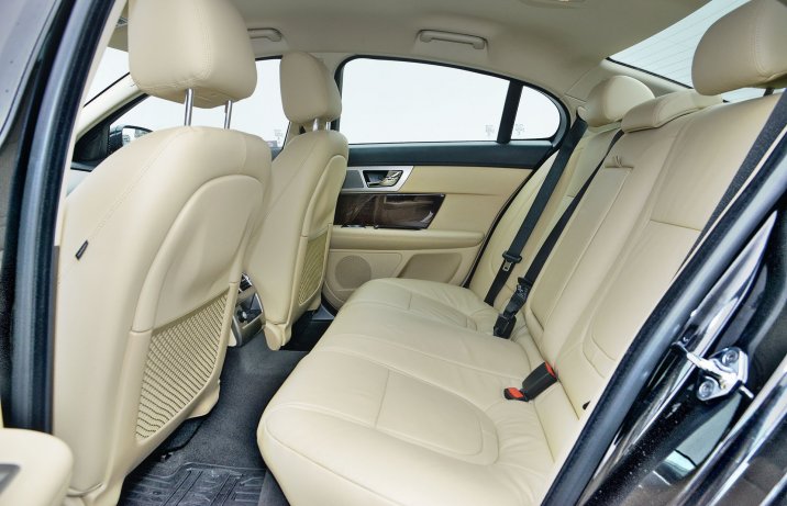 Jaguar XF (X250) kanapa