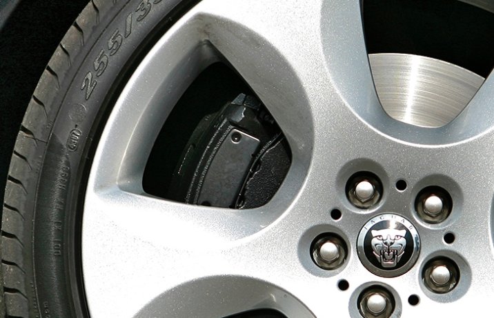 Jaguar XF (X250) koło z klockami hamulcowymi