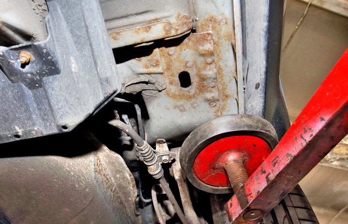 Mitsubishi Outlander II korozja podłogi