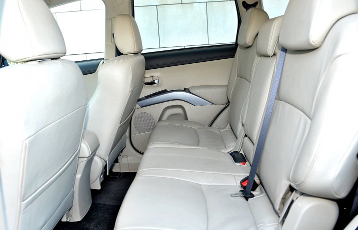 Mitsubishi Outlander II kanapa