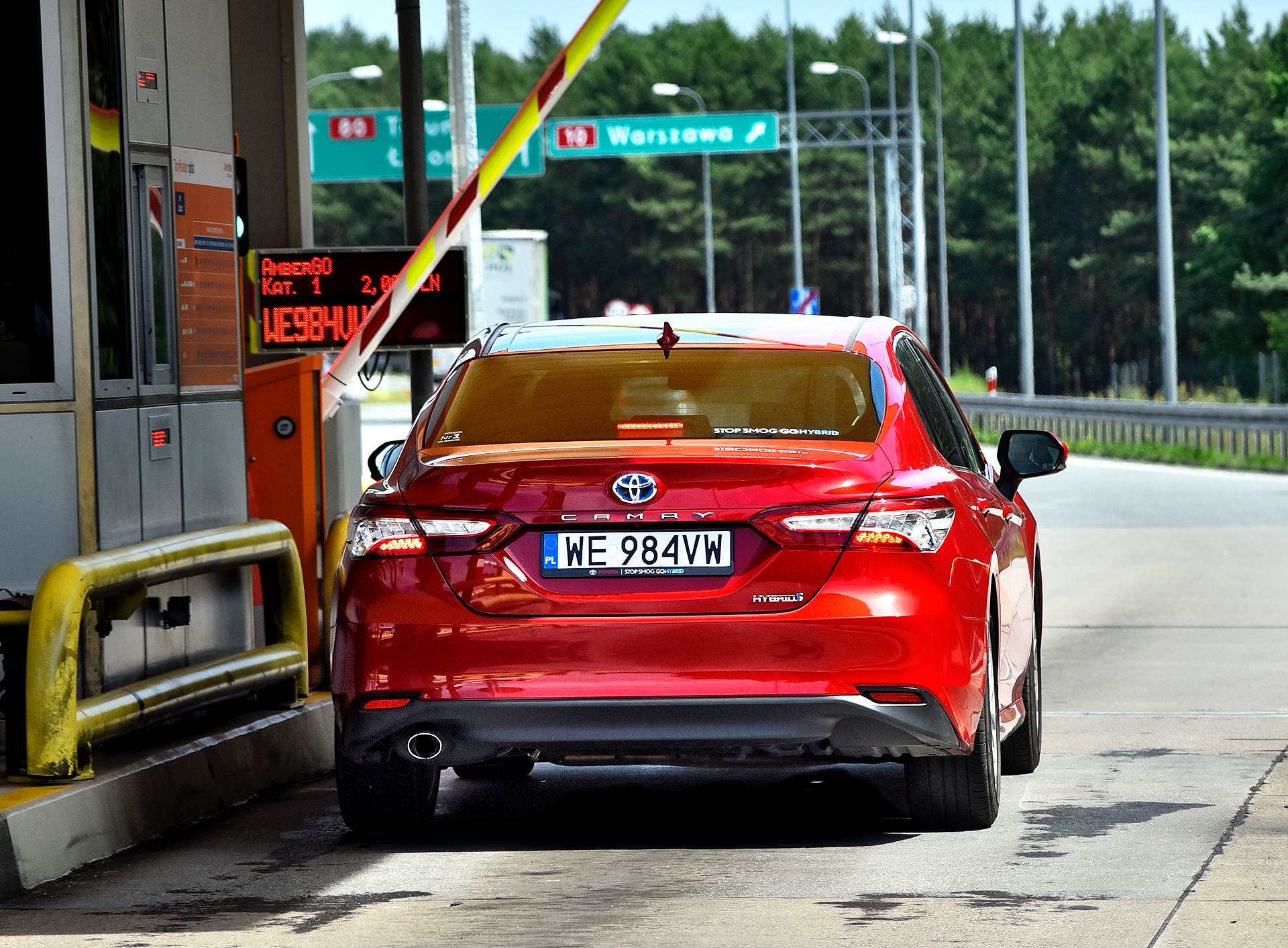 przejazd przez bramkę na autostradzie Toyota Camry