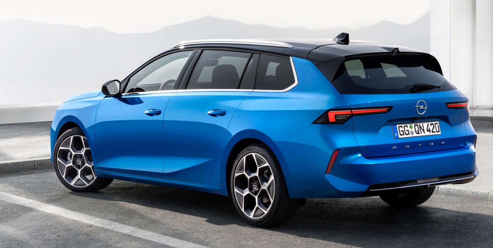 Opel Astra Sports Tourer tył