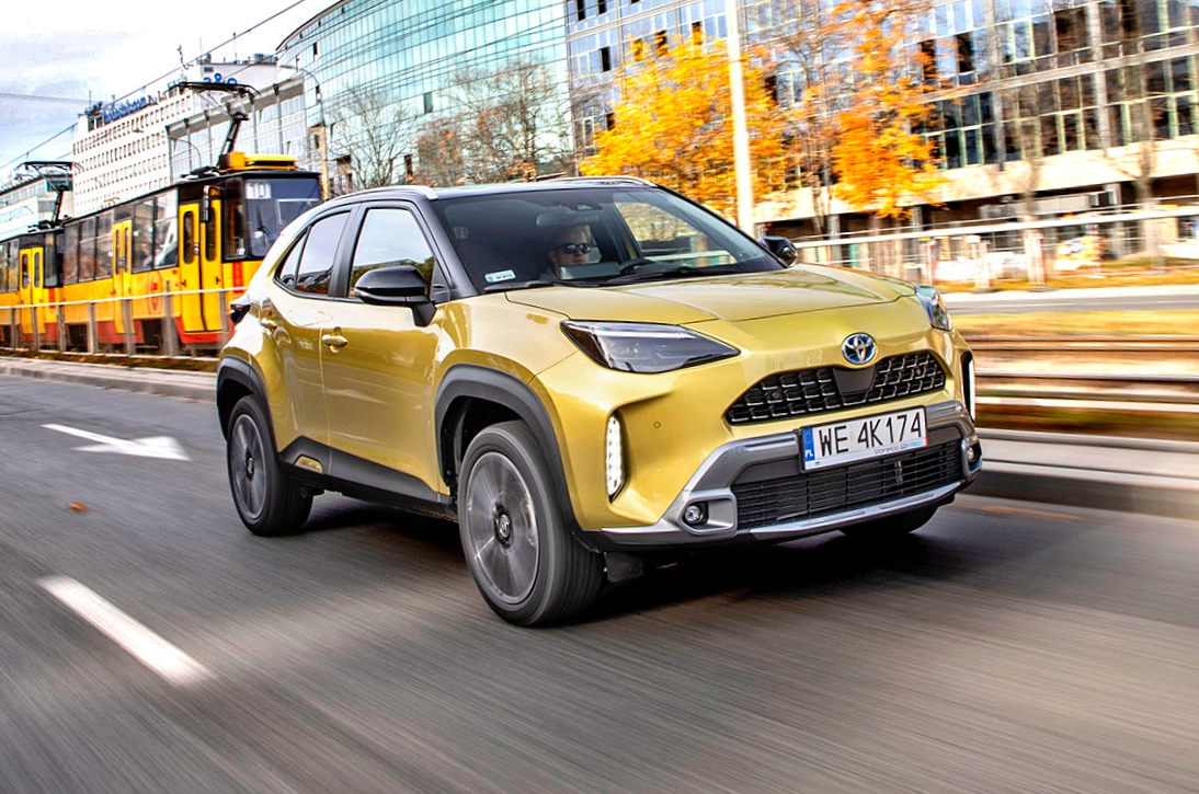 Toyota Yaris Cross 1.5 Hybrid FWD Premiere Edition przód i bok w ruchu w mieście