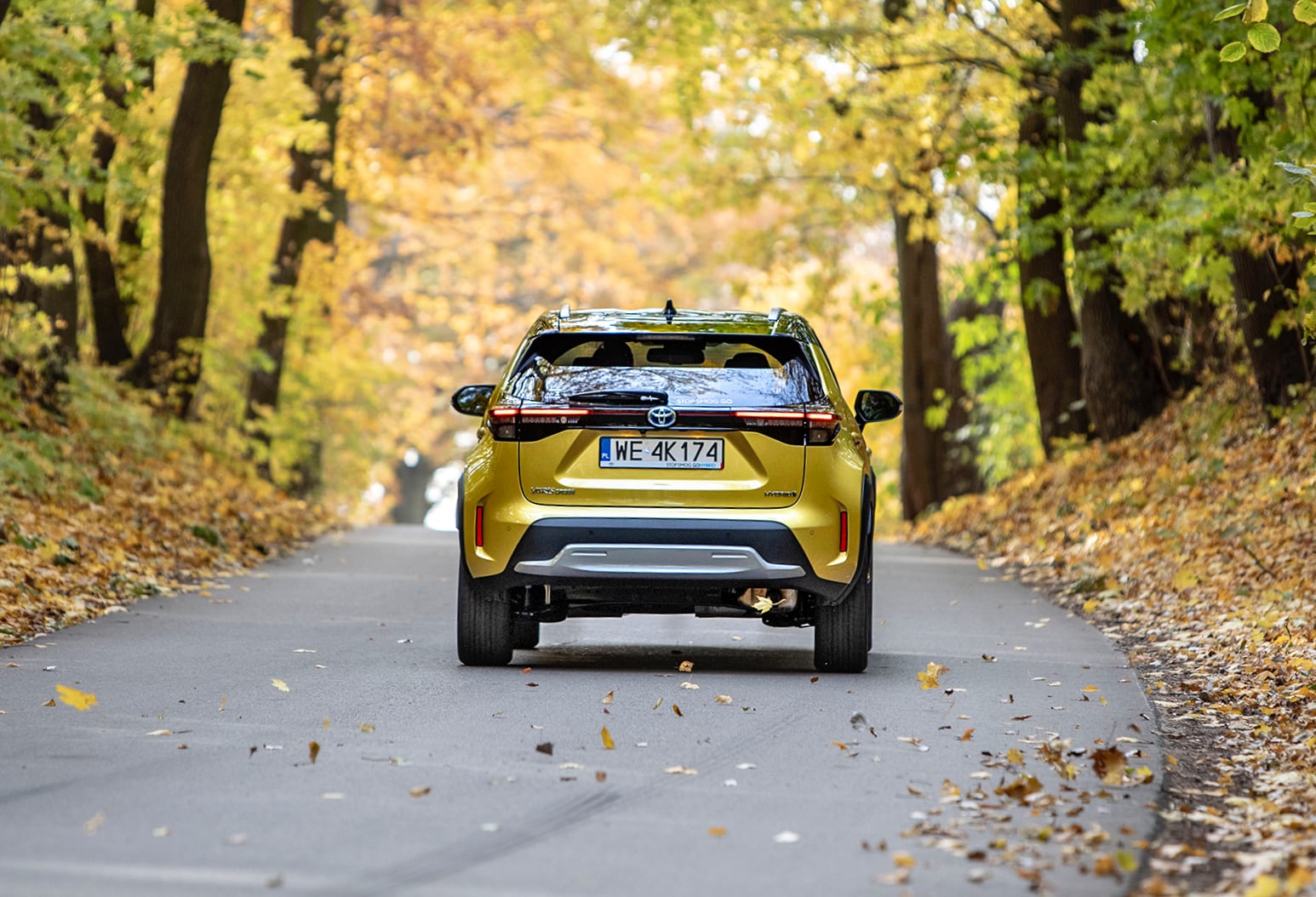 Toyota Yaris Cross 1.5 Hybrid FWD Premiere Edition tył w ruchu