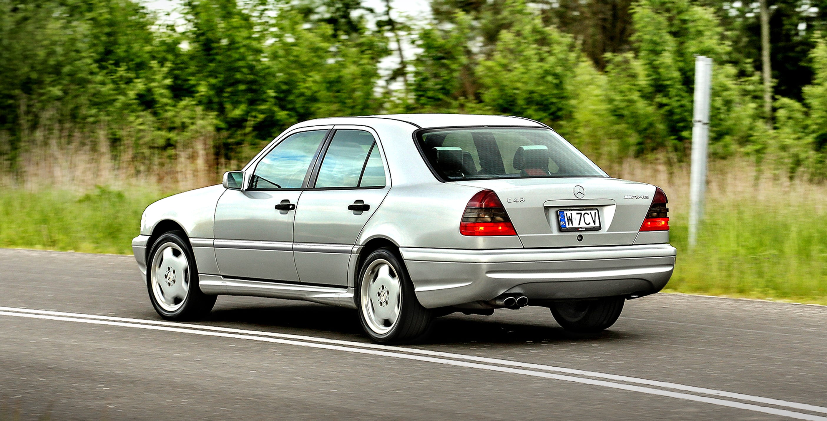 Mercedes klasy C W202 AMG w ruchu bok i tył