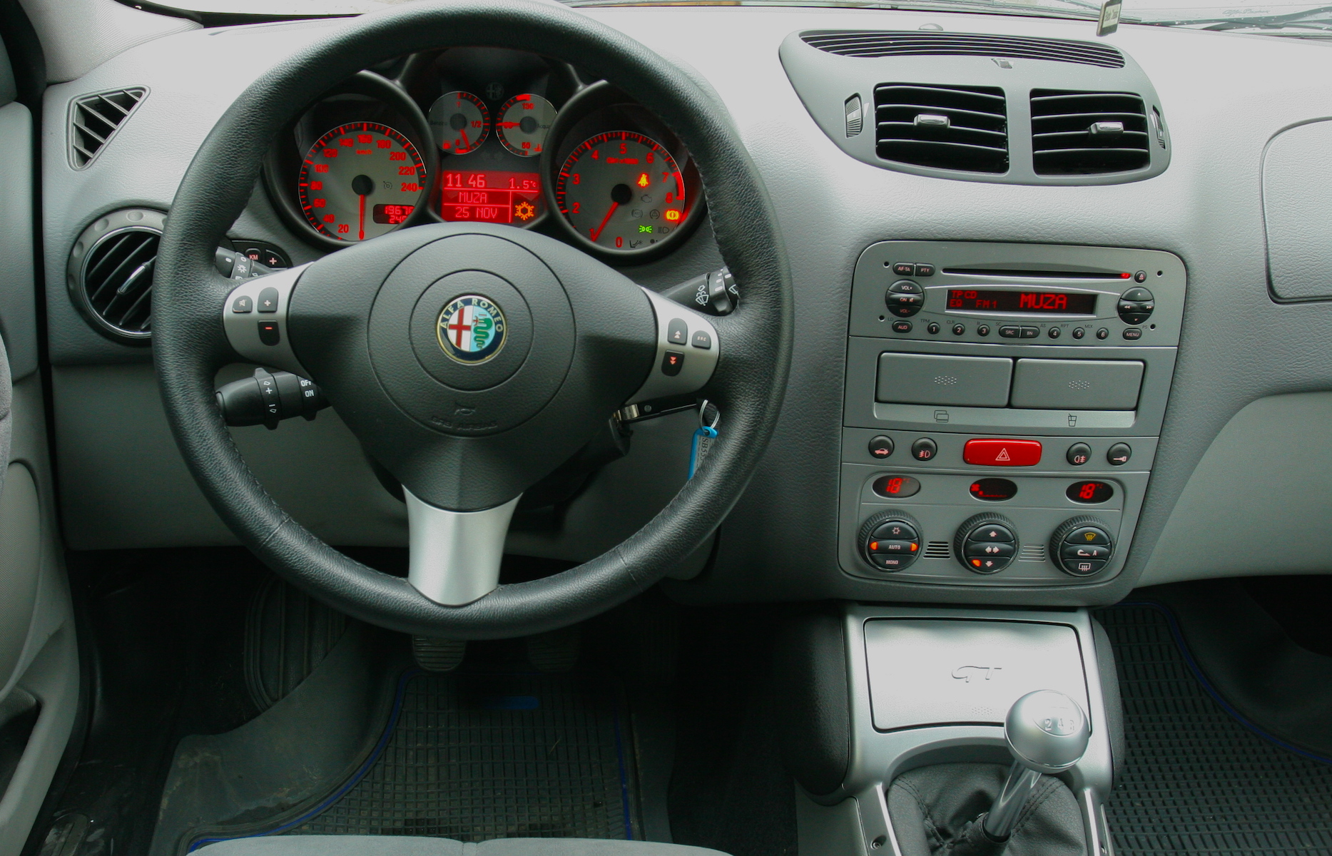 Alfa Romeo GT deska rozdzielcza