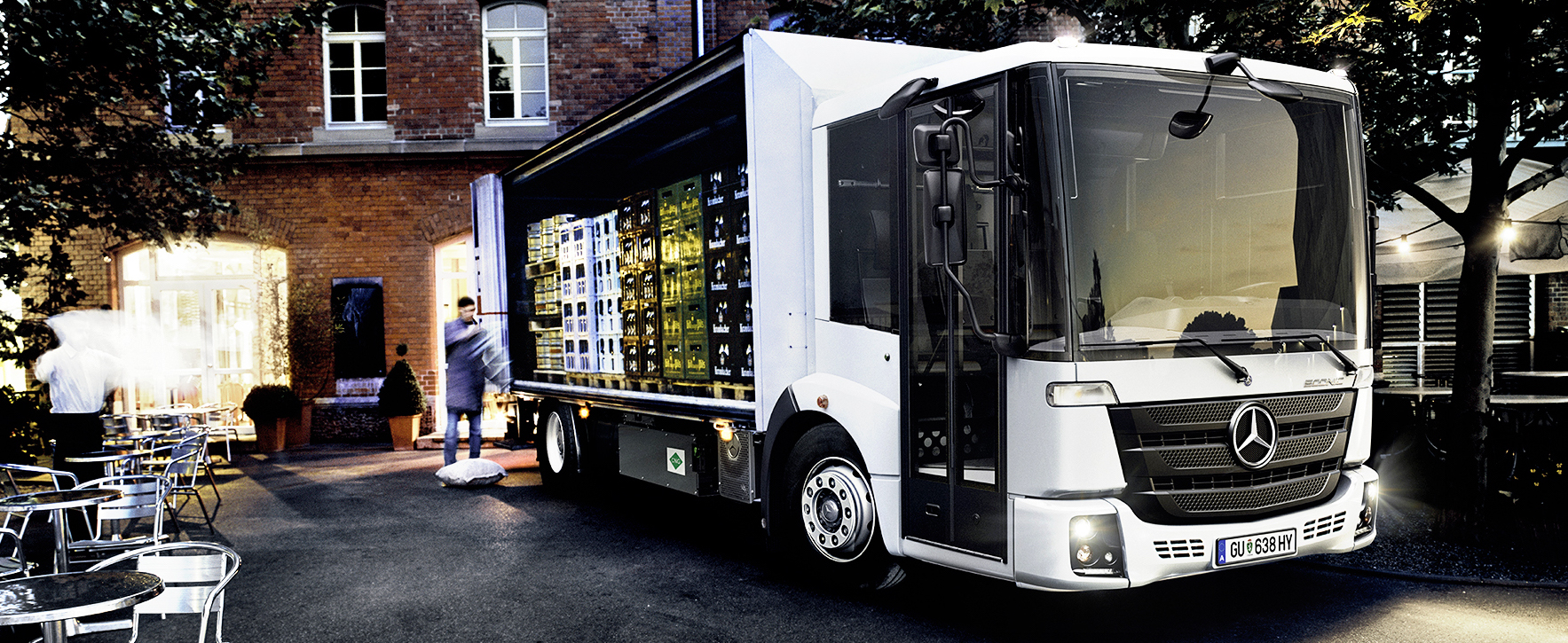 cieżarówka pod sklepem