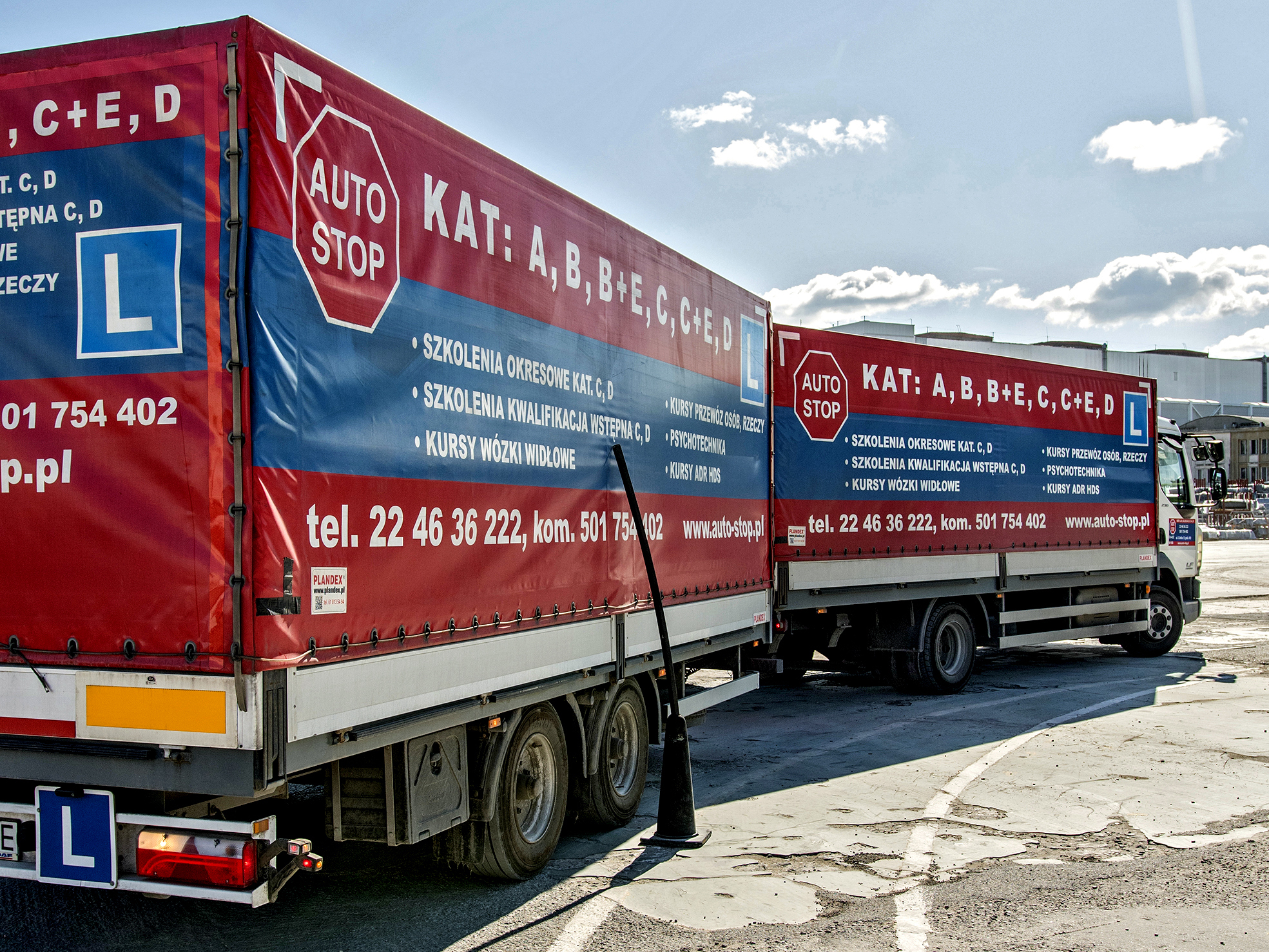 ciężarówka z przeczepą na placu manewrowym