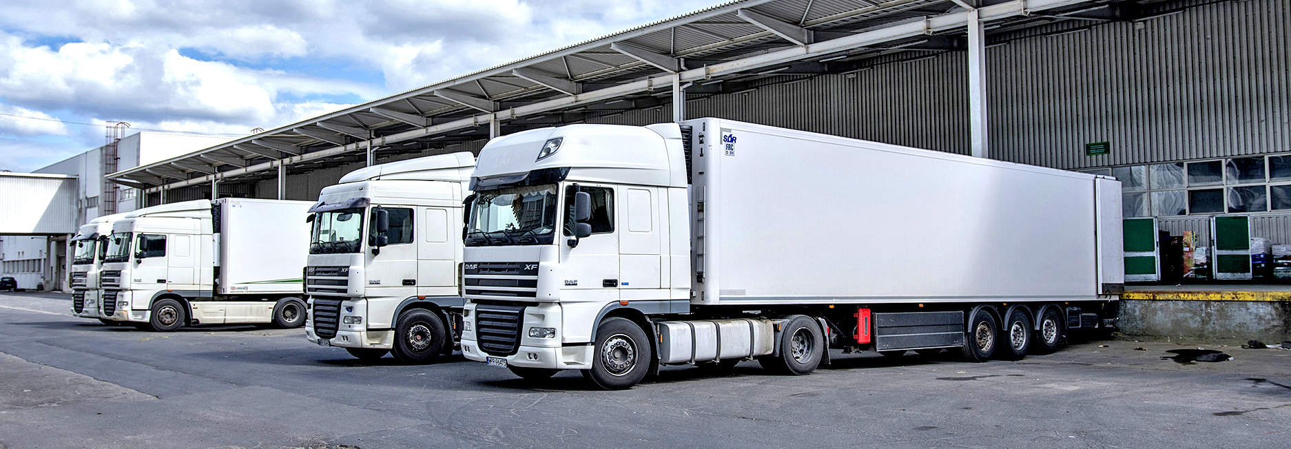 tir-y przed magazynem