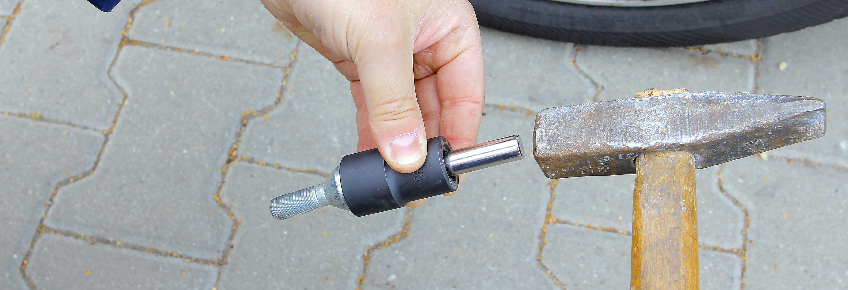 Wybicie śruby z nasadki do odkręcania śrub zabezpieczajacych