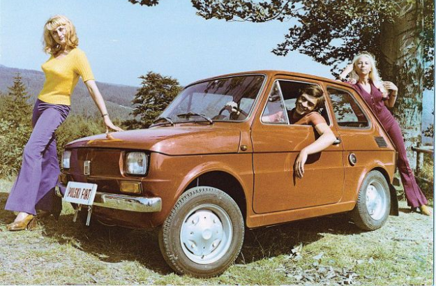 Polski Fiat 126p Maluch z dwiema kobietami obok auta i mężczyzną za kierownicą