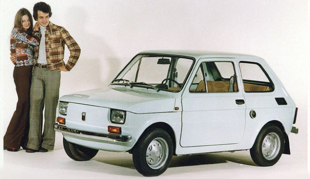 Polski Fiat 126p Maluch z kobietą i mężczyzną obok