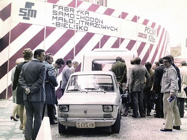 Polski Fiat 126p Maluch przed fabryką w Bielsku Białej