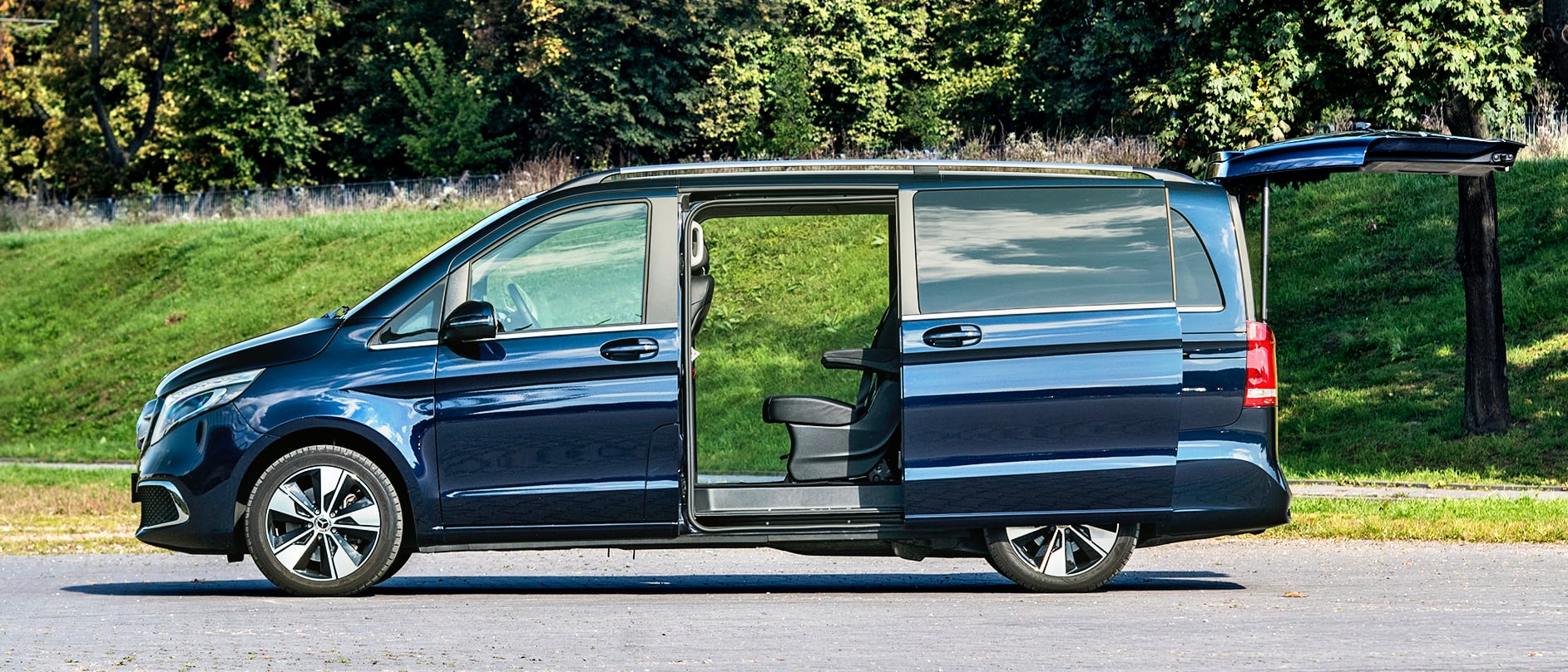 Mercedes V 250 d Avantgarde bok z odsuniętymi drzwiami i uniesioną klapą