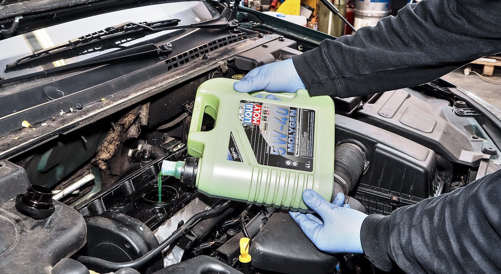 Wlewanie oleju silnikowego