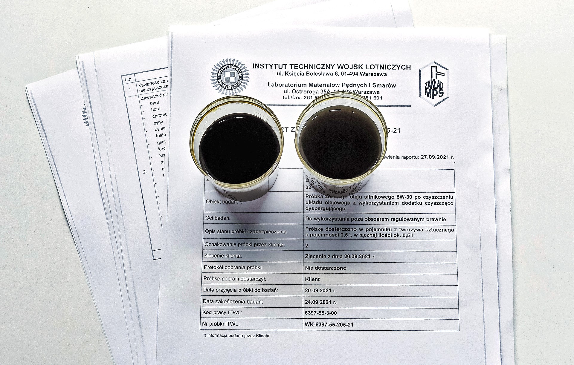 Próbki oleju z wynikiem badań w laboratorium