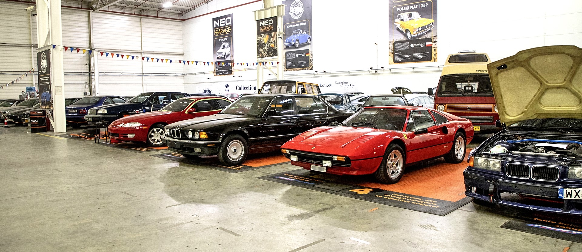 samochody zaprakowane w hali warsztatu