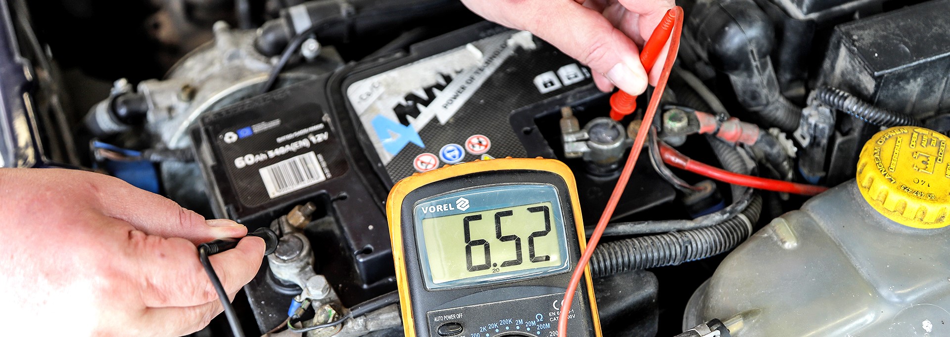 Sprawdzenie napięcia na akumulatorze