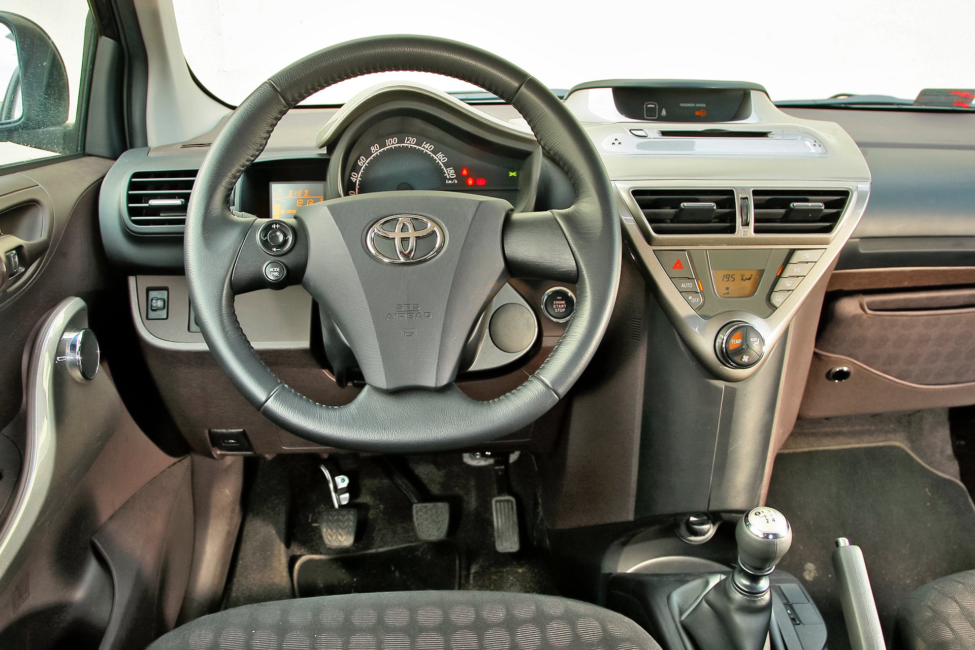 Toyota iQ deska rozdzielcza