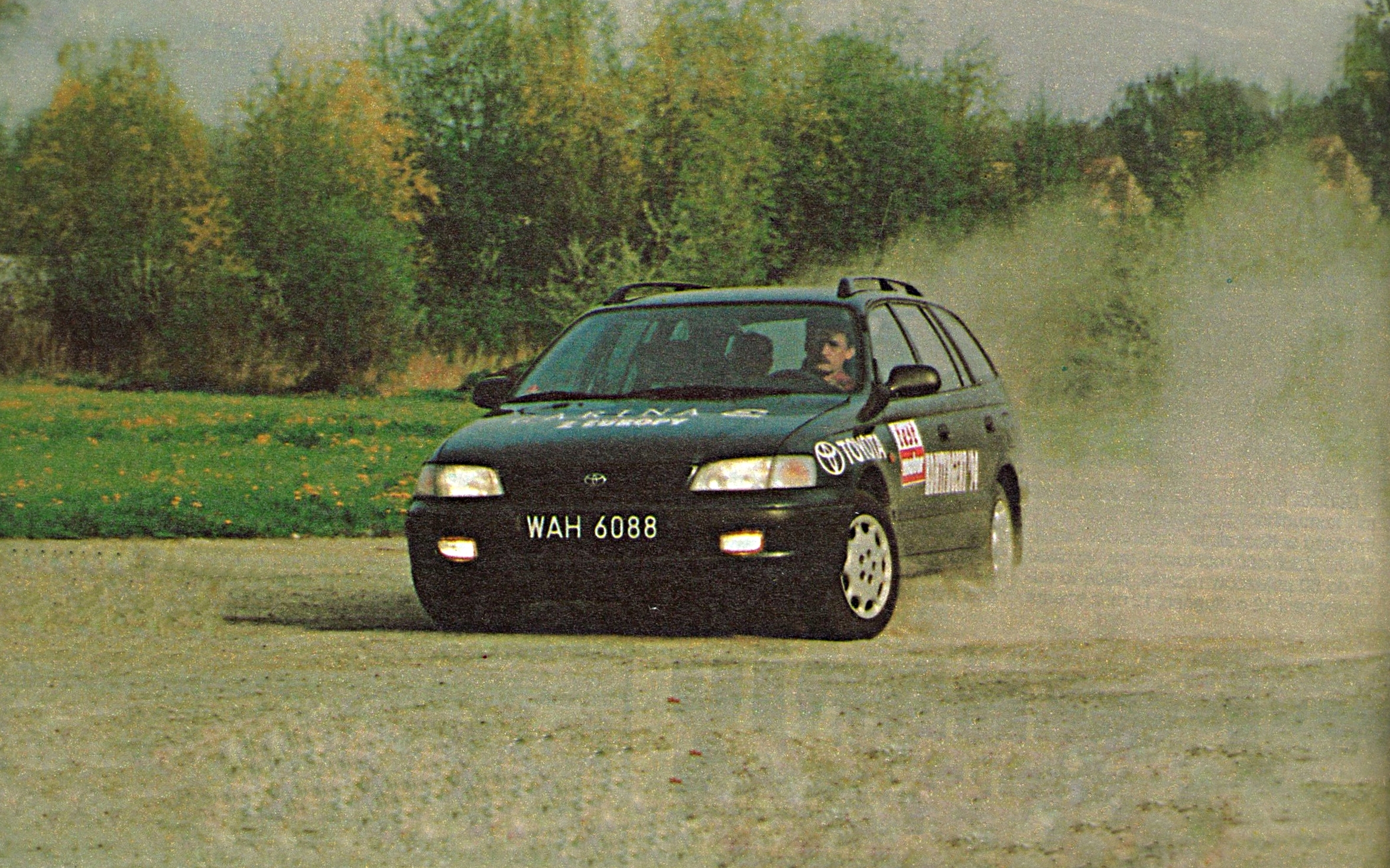 Toyota Carina przód na drodze szutrowej