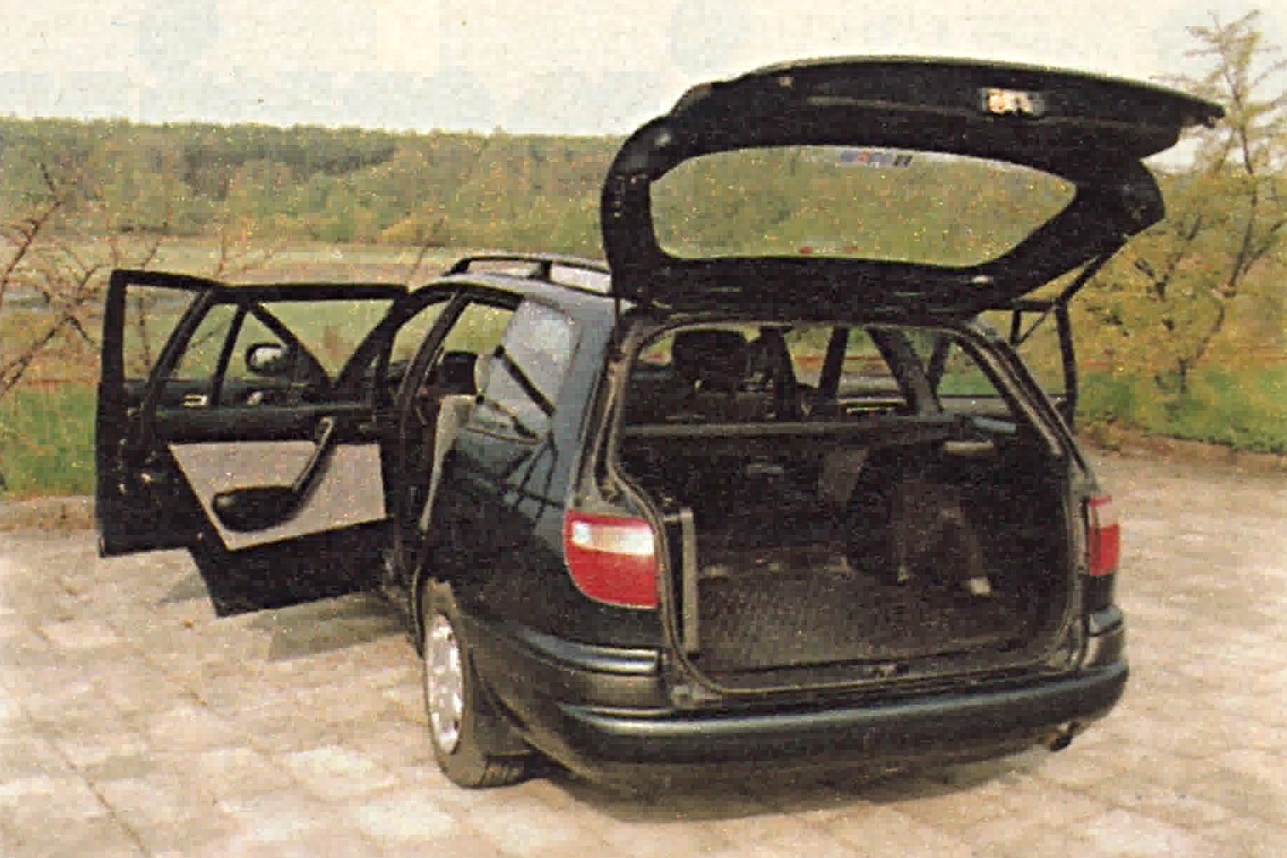 Toyota Carina tył z otwrtymi drzwiami i bagażnikiem