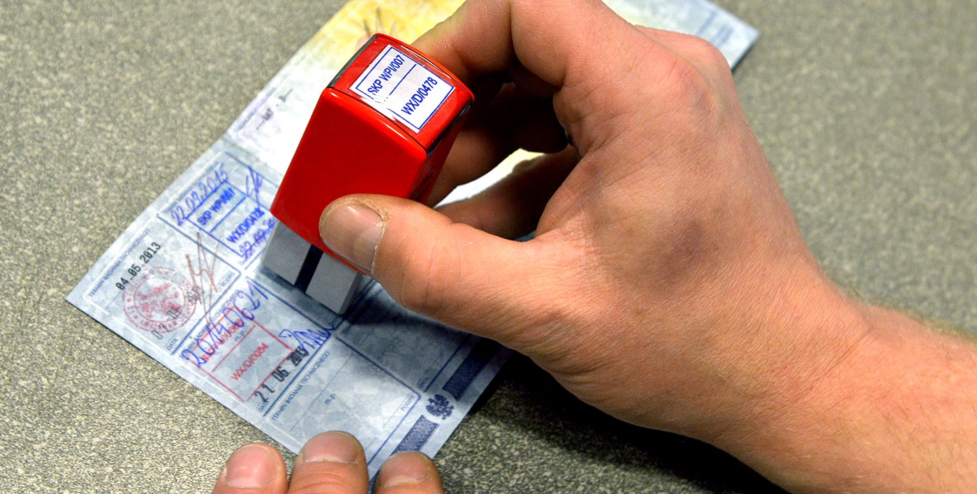 wbijanie pieczątki na stacji kontroli pojazdów