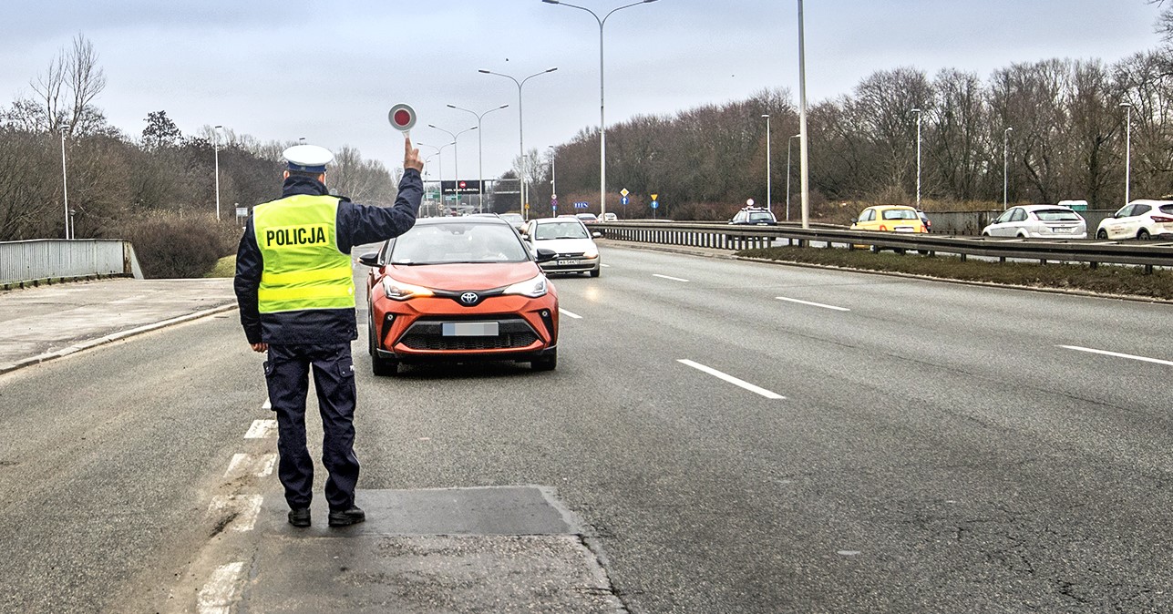 policjant zatrzymuje auto
