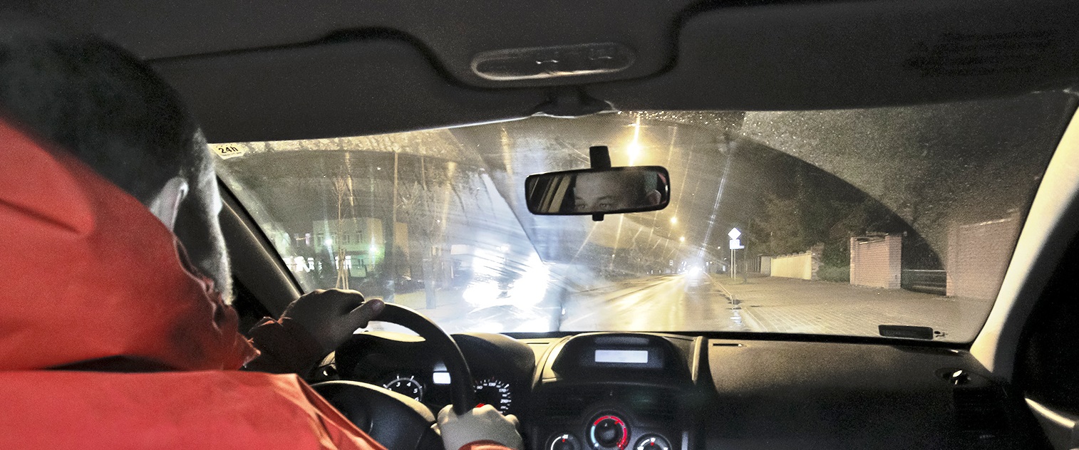 pracujące wycieraczki z wnętrza auta