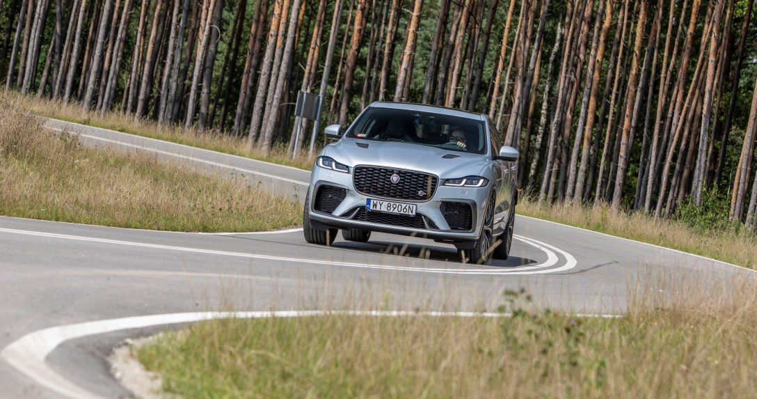 Jaguar F-Pace SVR przód na łuku drogi