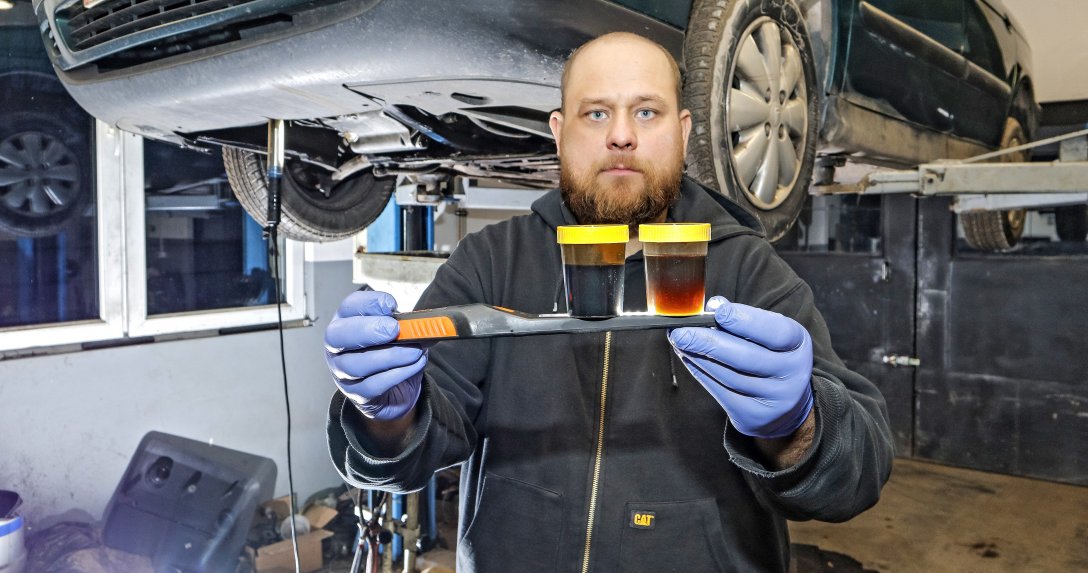 Mechanik trzyma dwie próbki oleju