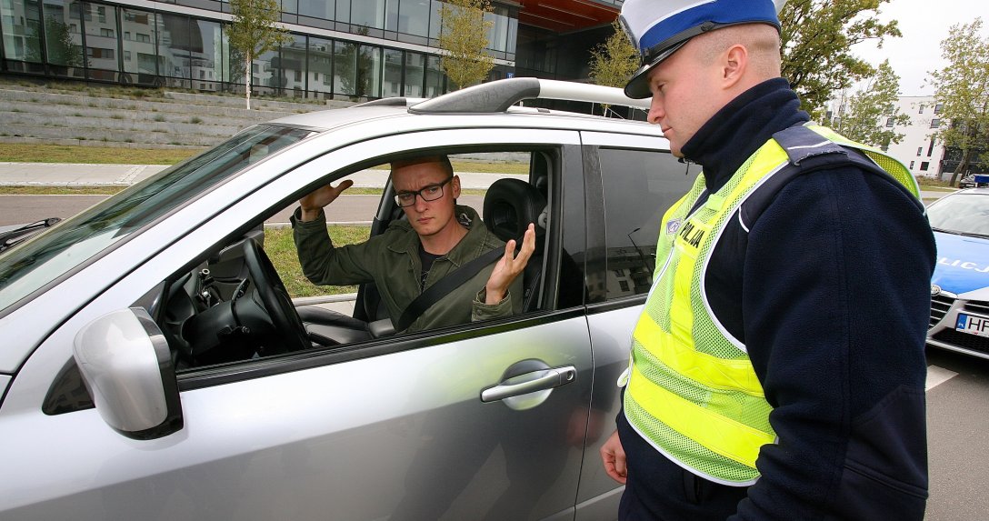 policjant kontroluje auto