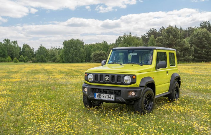 Suzuki Jimny 1.5 VVT Pro przód i bok na łące