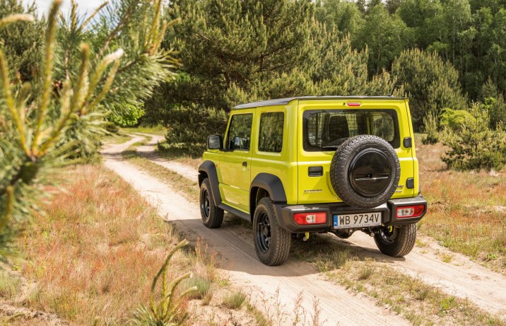 Suzuki Jimny 1.5 VVT Pro tył na piaszczystej drodze