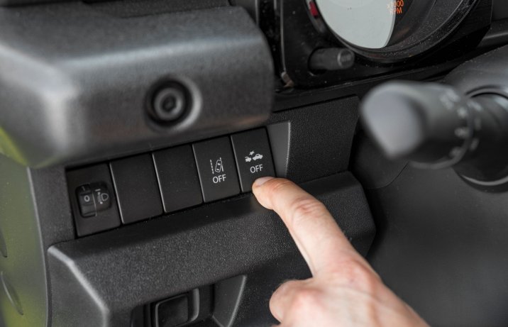 Suzuki Jimny 1.5 VVT Pro panel sterowania systemami bezpieczeństwa